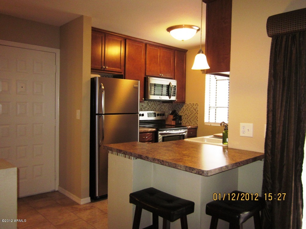 Kitchen & Entry