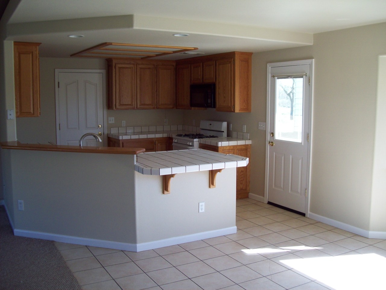 17201 Olinda Road Anderson, CA 96007 - Photo 4 of 11 Beautiful Kitchen