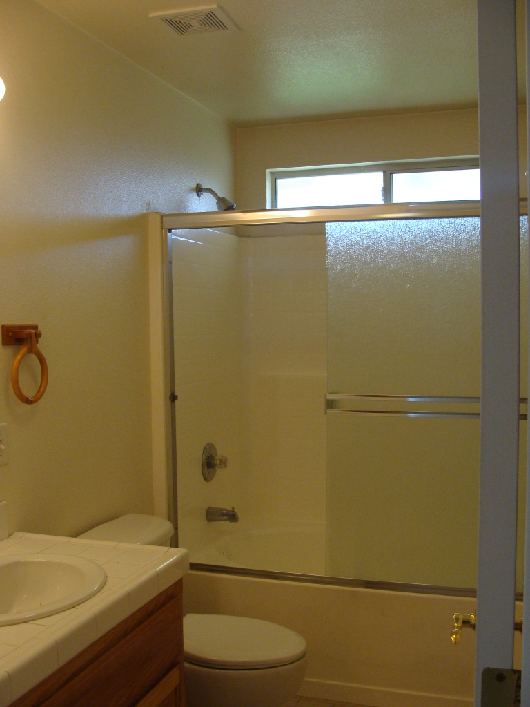 17201 Olinda Road Anderson, CA 96007 - Photo 5 of 11 Hallway Guest Full Bath