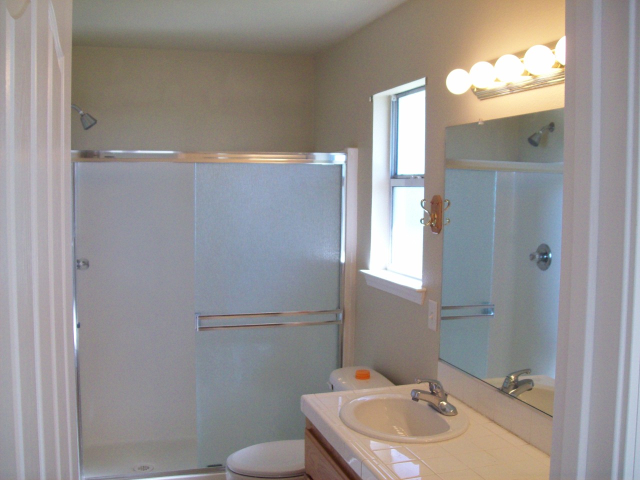17201 Olinda Road Anderson, CA 96007 - Photo 6 of 11 Master Bathroom