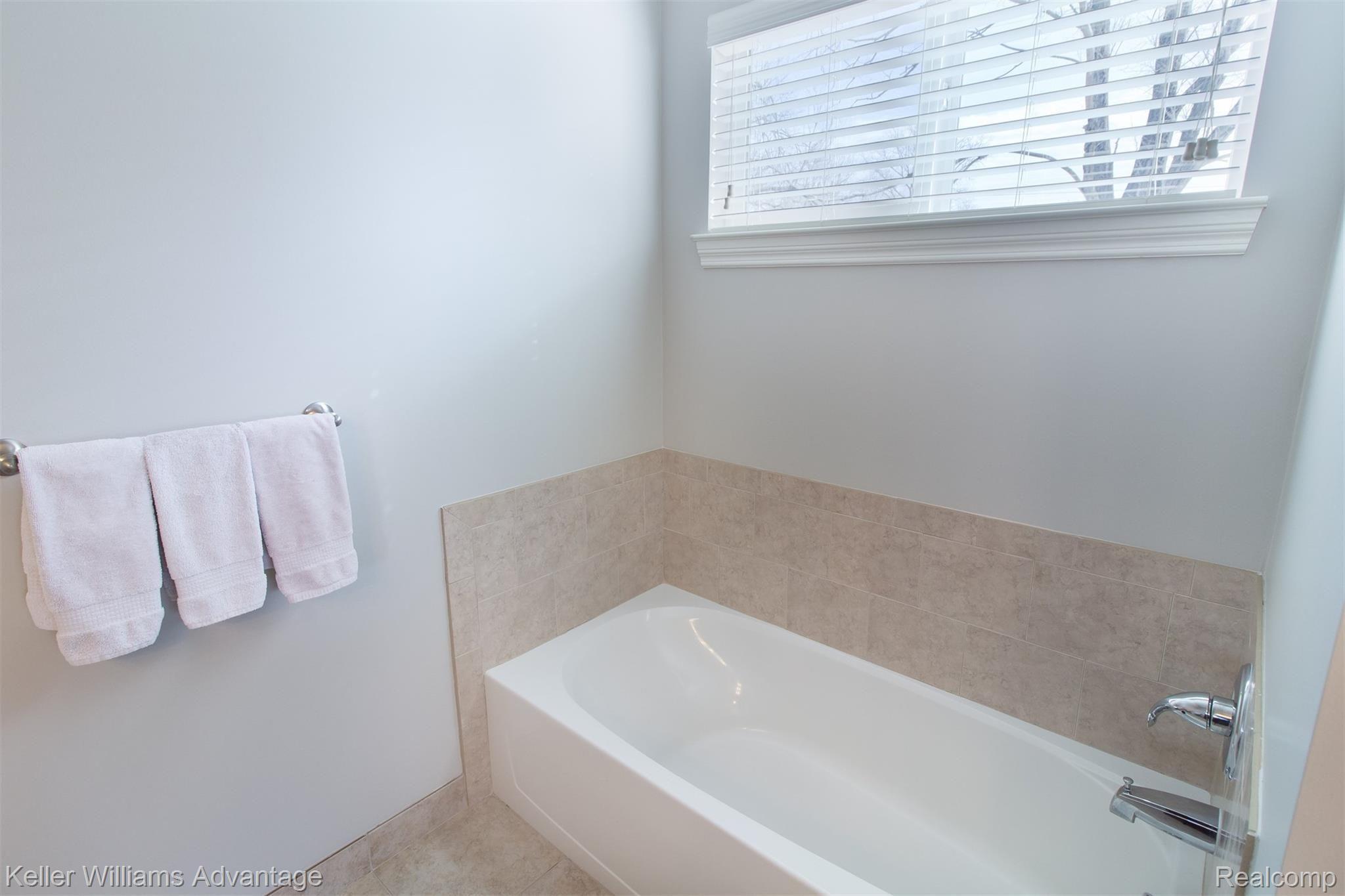 29447 Geraldine Road Farmington, MI 48336 - Photo 21 of 35 GeraldineRd_29447_MasterBath_02.jpg