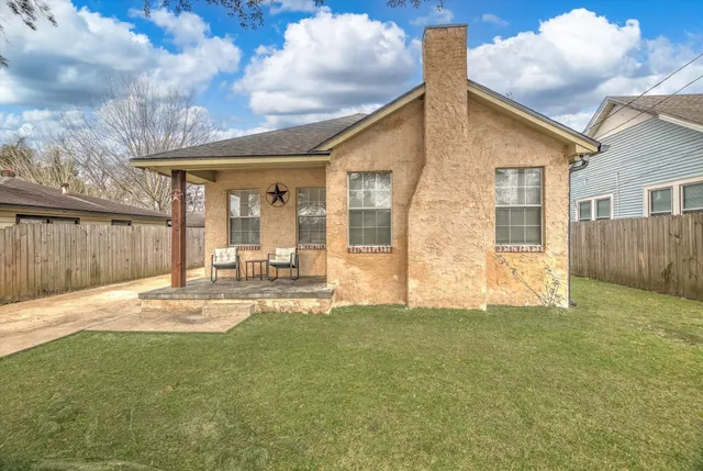 a view of a house with backyard and porch