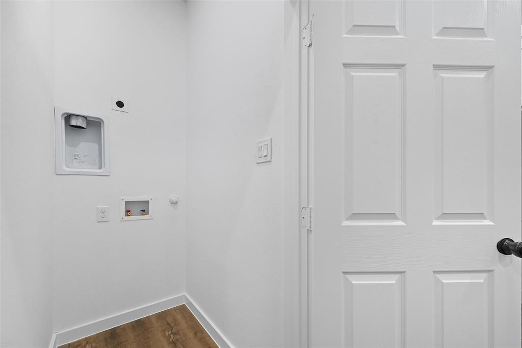 1315 Oneal Street, Unit B Commerce, TX 75428 - Photo 14 of 17 a view of a hallway