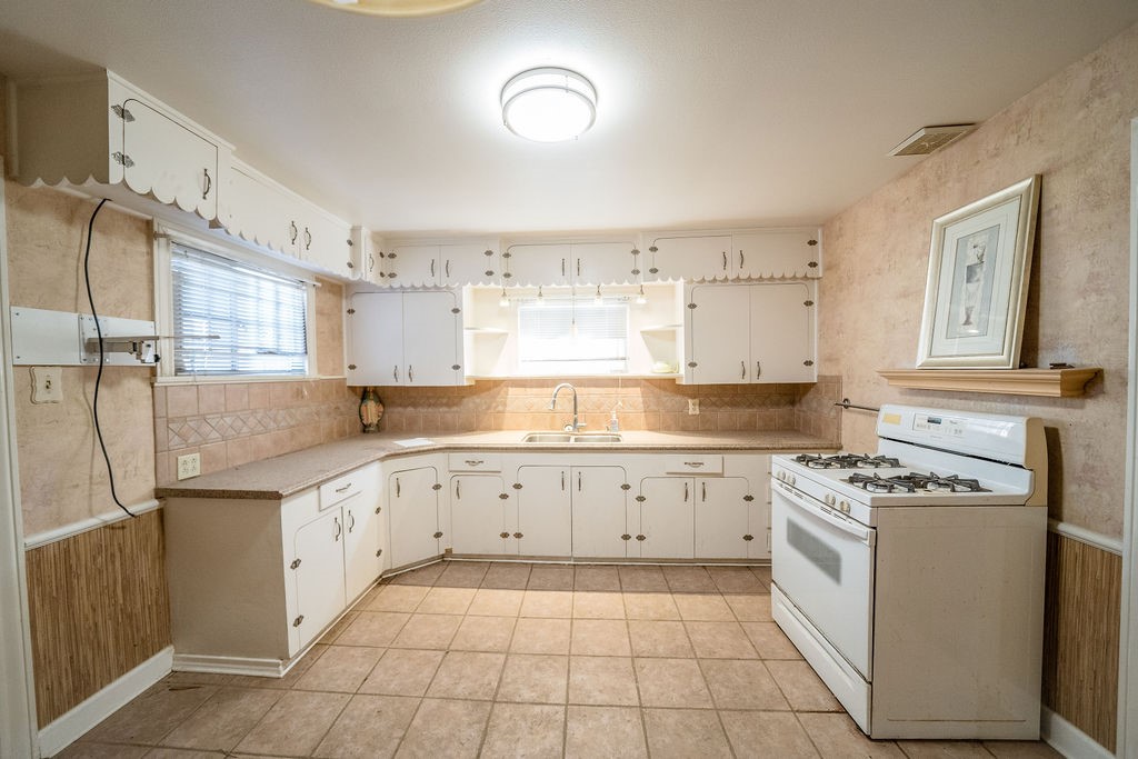 2218 Chapman Street Houston, TX 77009 - Photo 4 of 27 a kitchen with cabinets appliances and a counter space