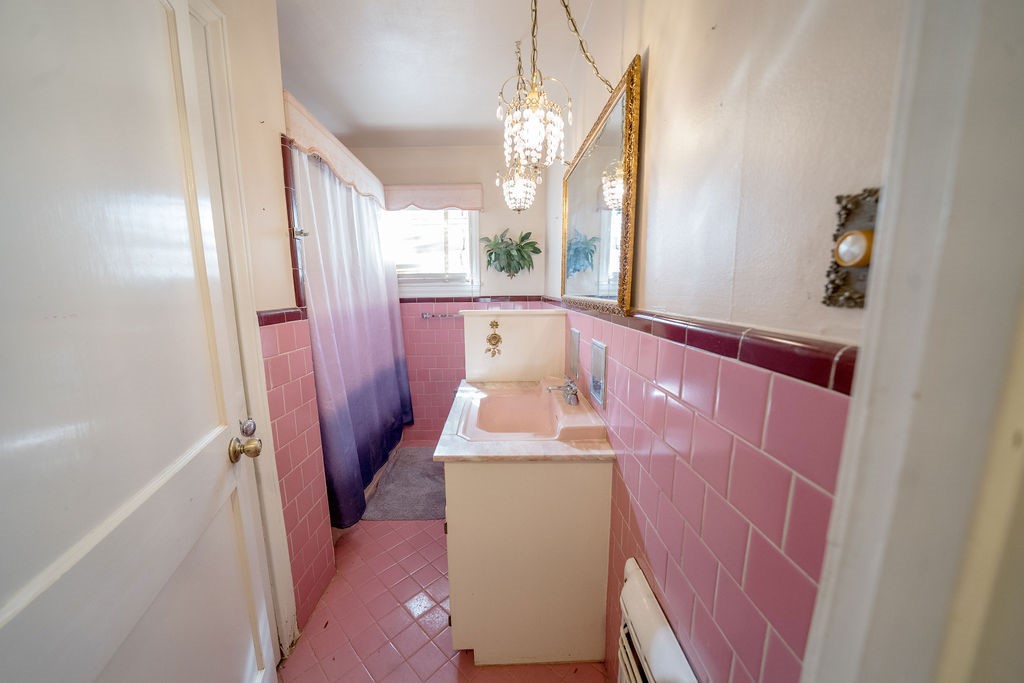 2218 Chapman Street Houston, TX 77009 - Photo 7 of 27 a bathroom with a sink a mirror a bathtub and shower