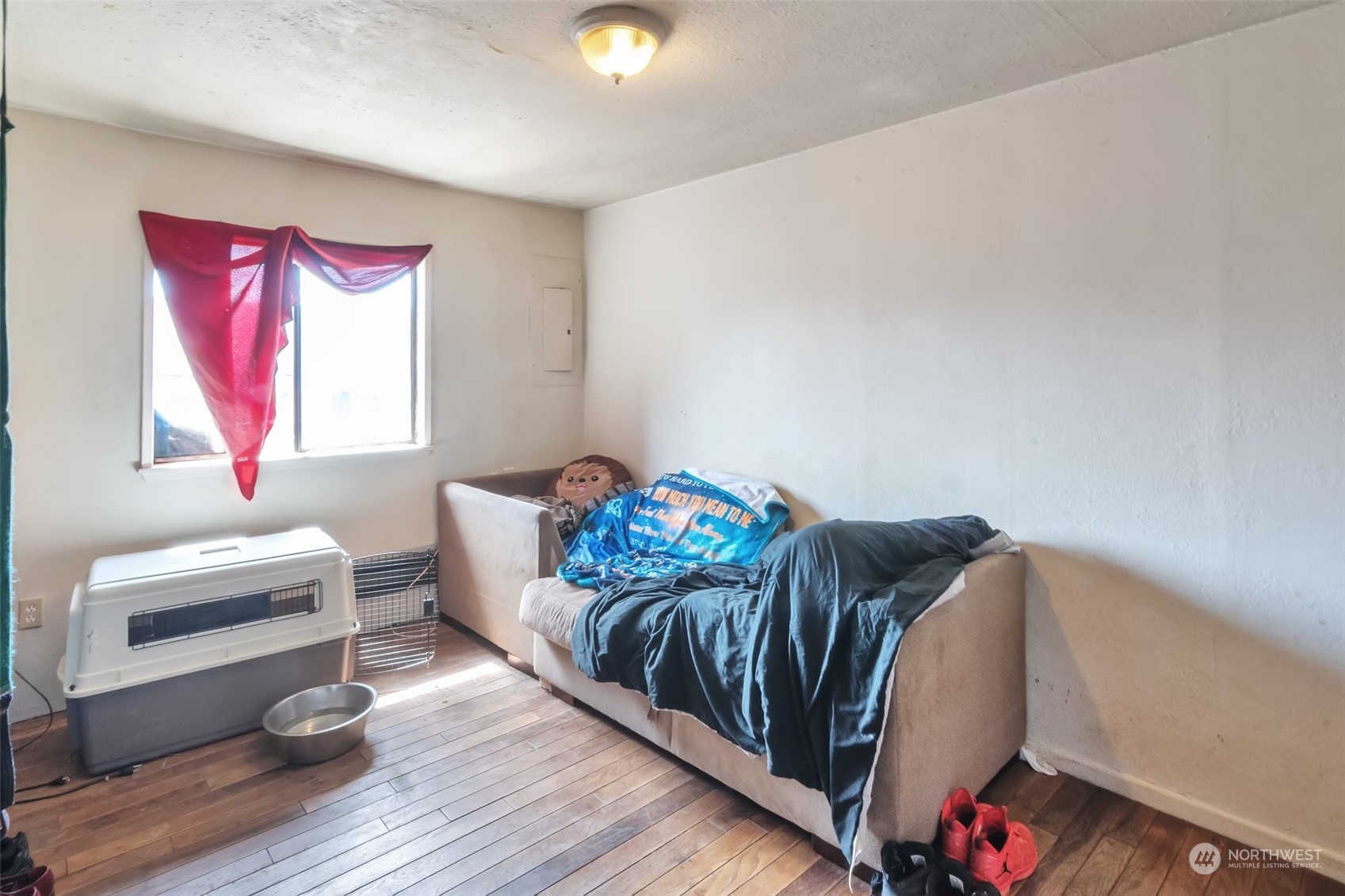 108 Oak Street Bremerton, WA 98310 - Photo 7 of 25 a living room with furniture with wooden floor