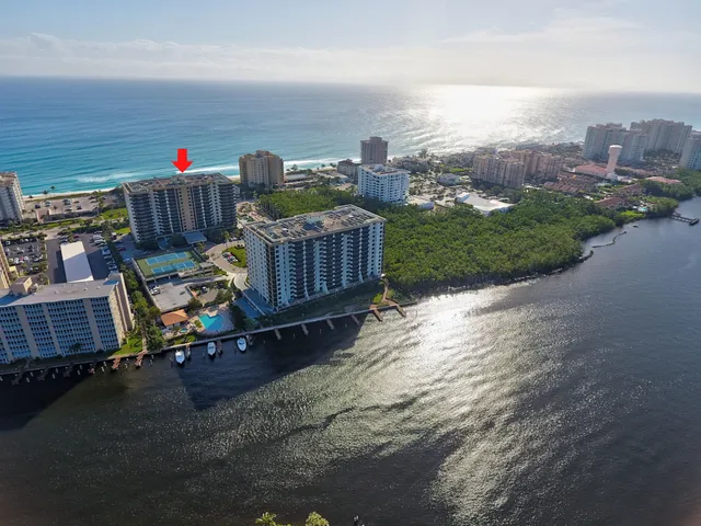a view of a dinning area in the backyard