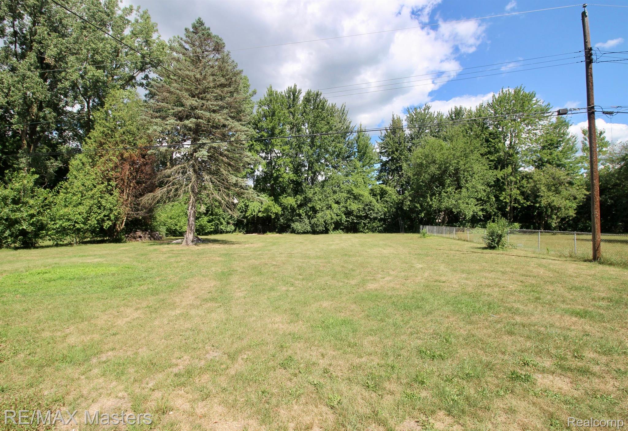 14183 Sheldon Road Belleville, MI 48111 - Photo 3 of 19 Walk out to your spacious fenced in backyard.