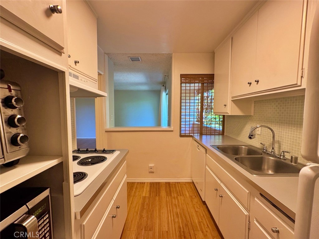 5625 North Sumner Way, Unit 212 Culver City, CA 90230 - Photo 25 of 39 a kitchen that has a sink and a stove