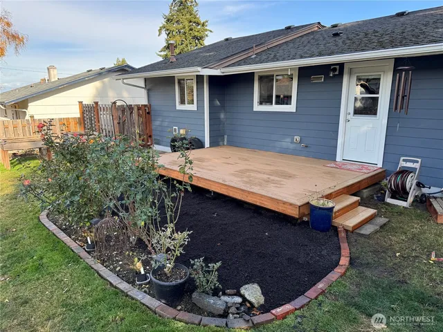 a view of a house with a backyard