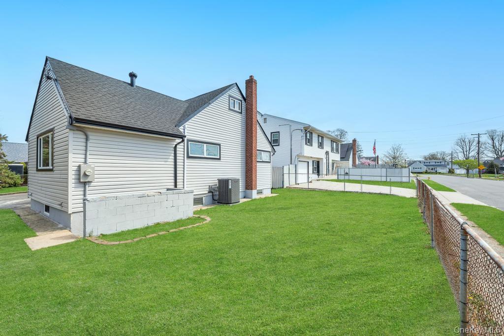 207 August Road North Babylon, NY 11703 - Photo 3 of 22