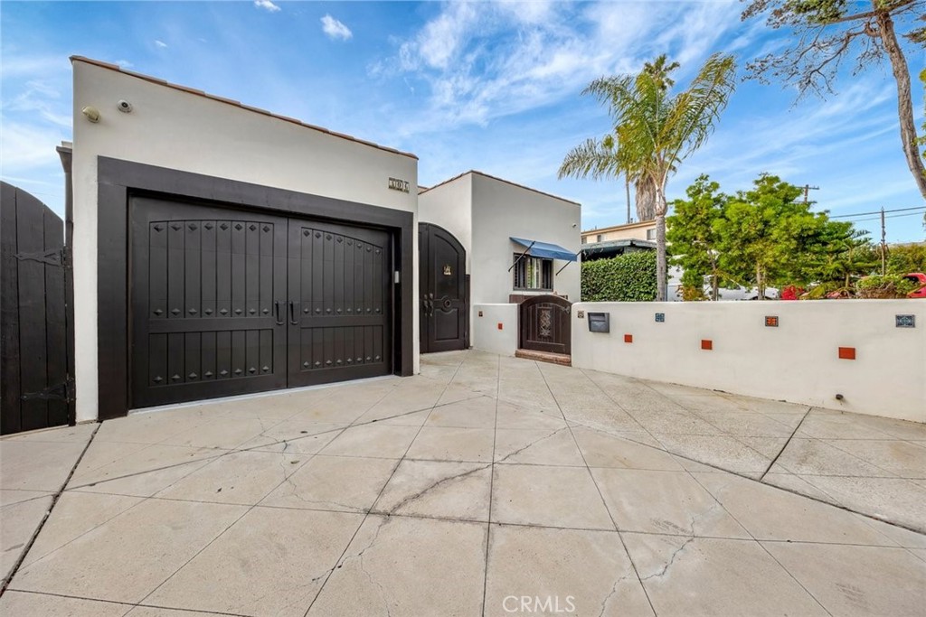 306 Avenida Monterey San Clemente, CA 92672 - Photo 3 of 41 a view of garage