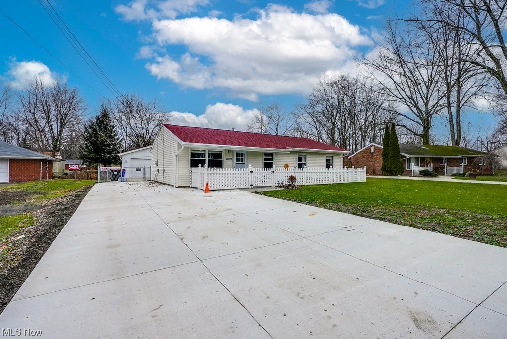 3658 Duffield Road Kent, OH 44240 - Photo 2 of 21 Single story home featuring a porch and a front yard