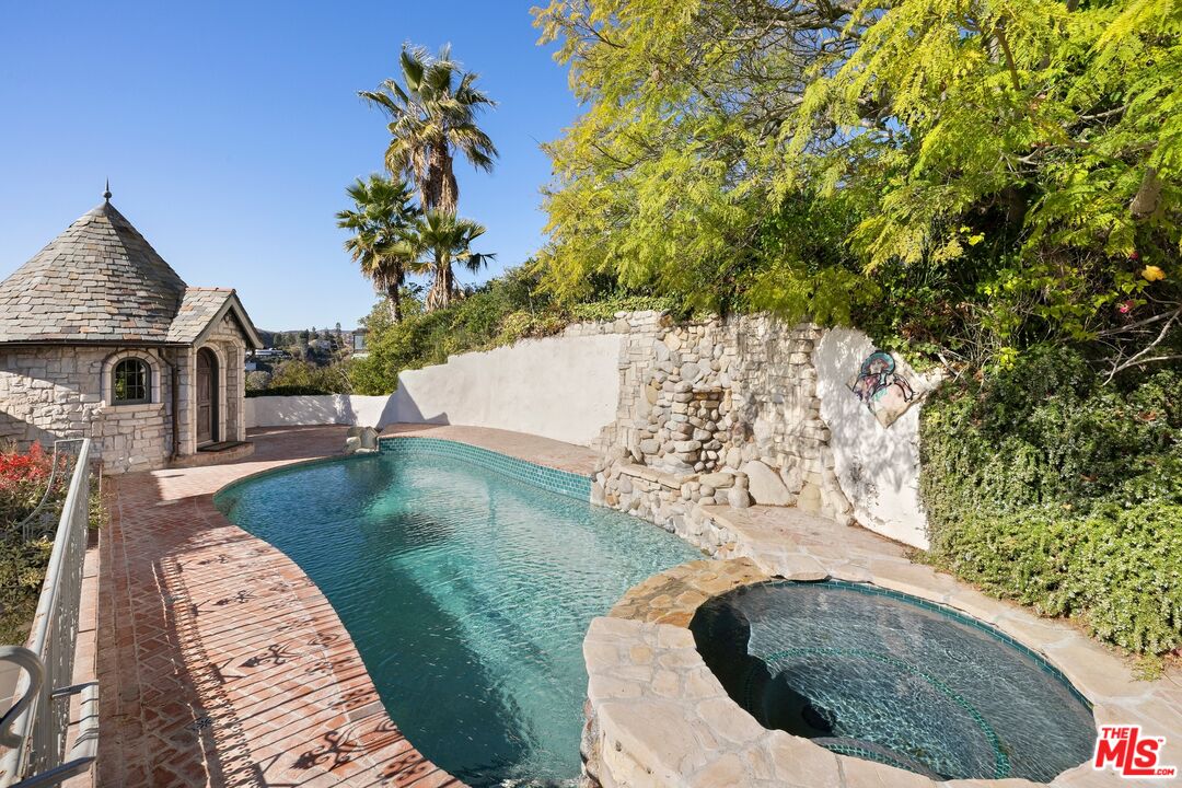 1041 Somera Road Los Angeles, CA 90077 - Photo 12 of 40 a view of outdoor space and yard