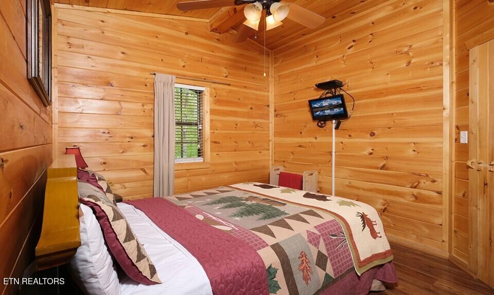 623 Iron Mountain Road Pigeon Forge, TN 37863 - Photo 15 of 45 pigeon-forge-cabin-rocky-top-bedroom-41