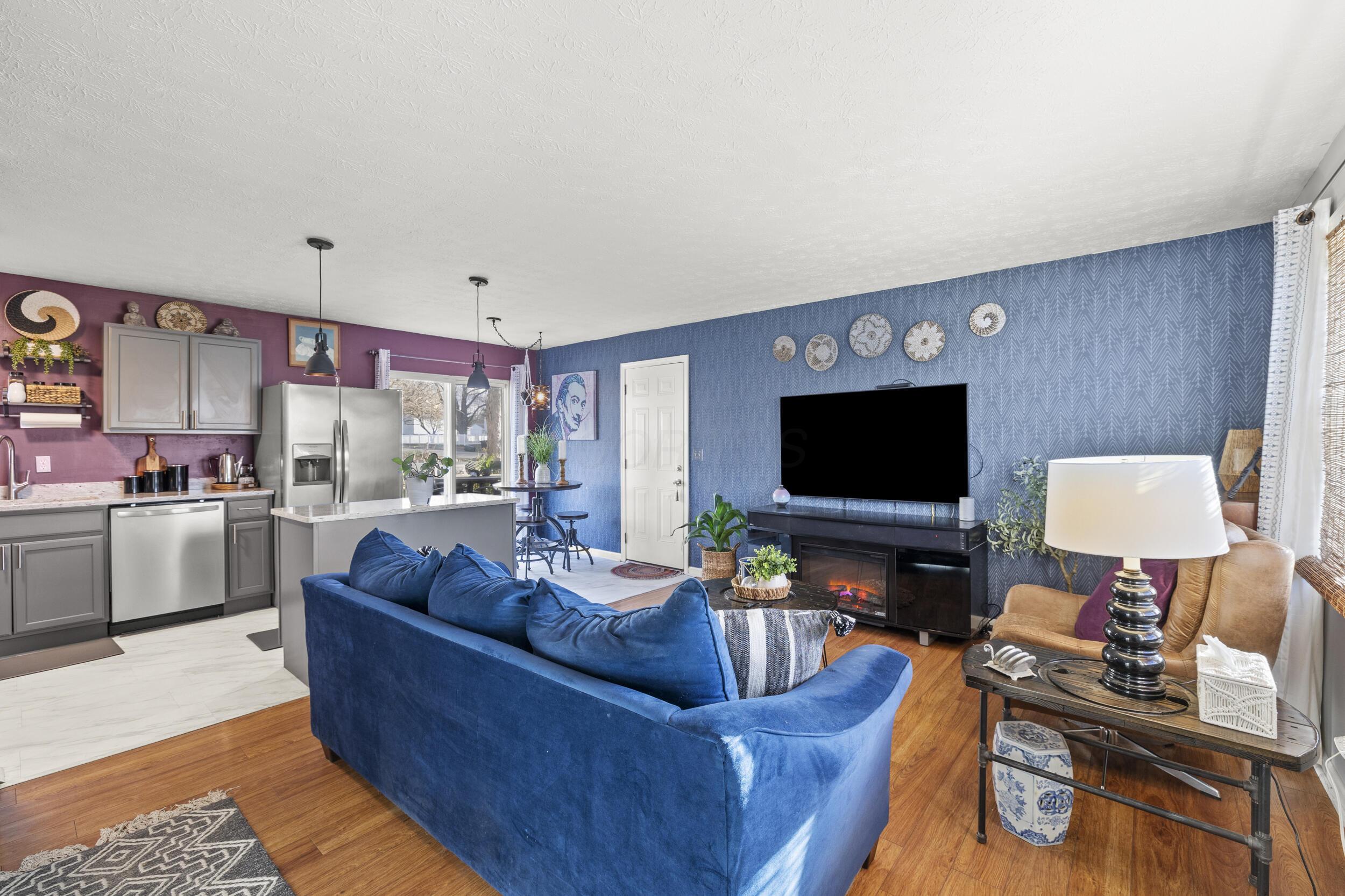 3346 Sundale Road Columbus, OH 43232 - Photo 1 of 37 8_living room 01