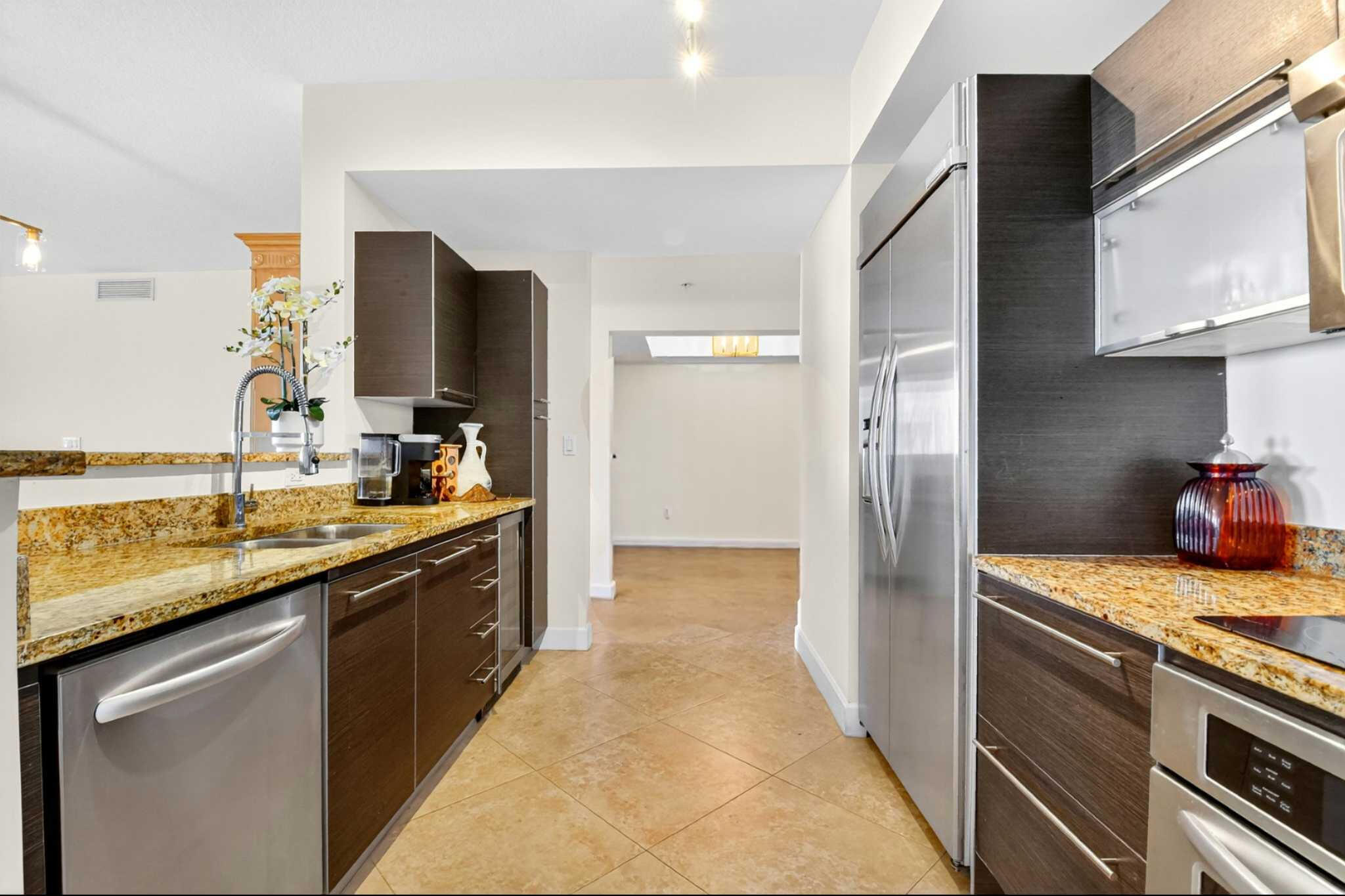 550 Okeechobee Boulevard, Unit 623 West Palm Beach, FL 33401 - Photo 18 of 121 Kitchen & Den