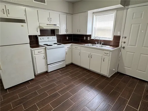 $1,095 | 4109 Elvira Drive, Unit B, Corpus Christi, TX 78416