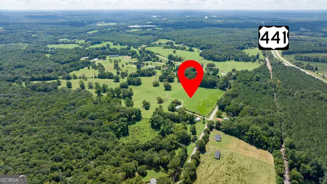 a view of a back yard