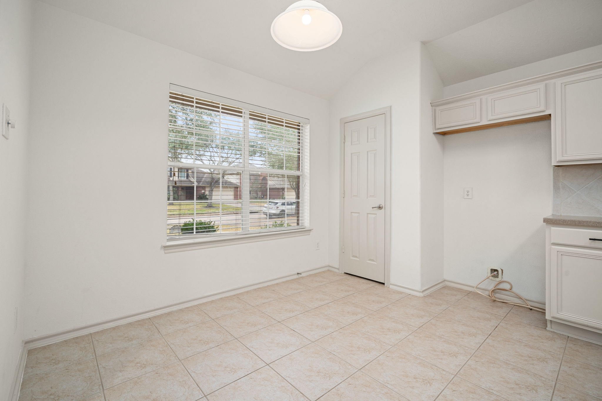 13410 Baron Hill Lane Rosharon, TX 77583 - Photo 14 of 40 an empty room with windows