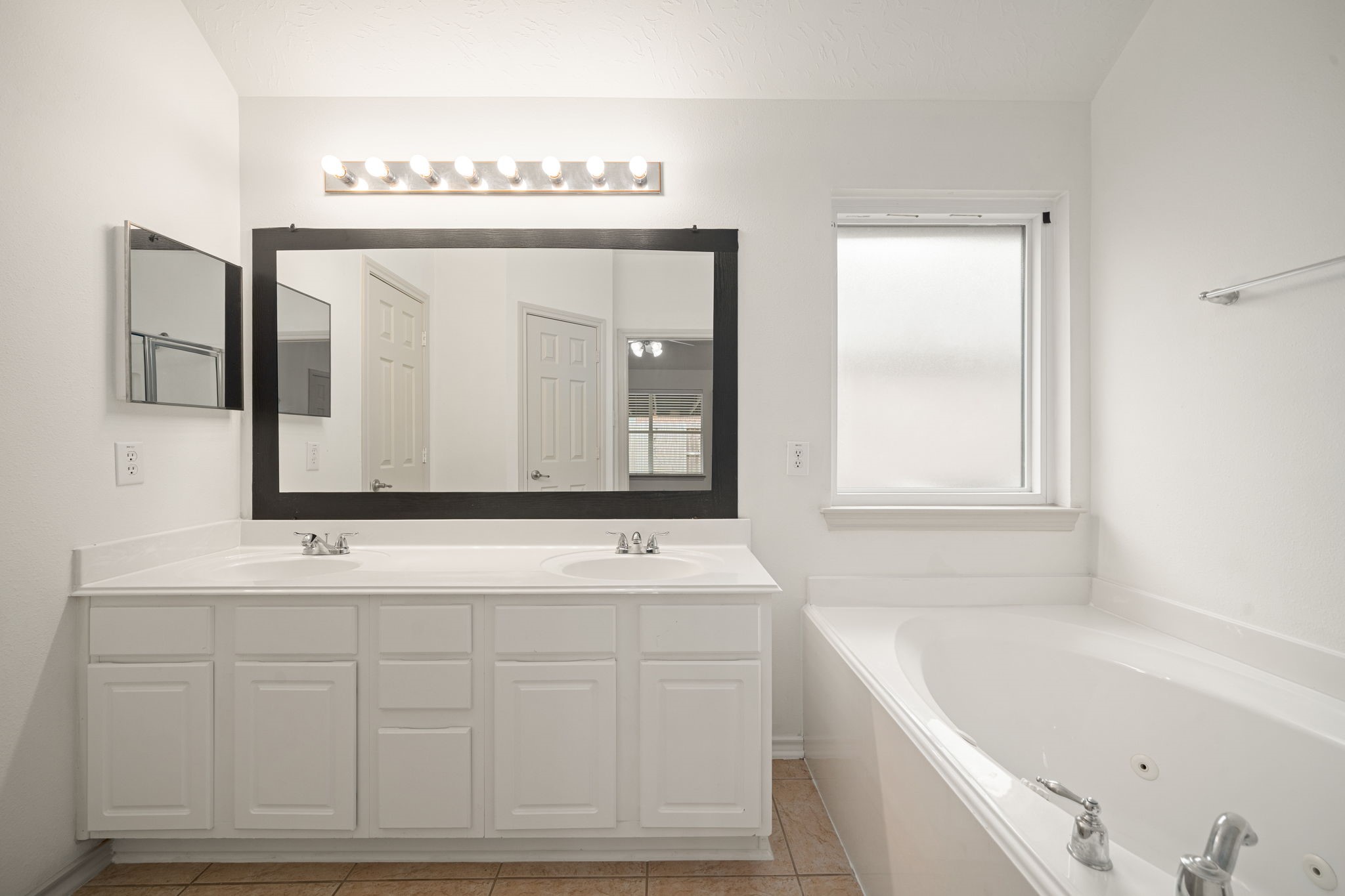 13410 Baron Hill Lane Rosharon, TX 77583 - Photo 22 of 40 a bathroom with a sink mirror and a bathtub