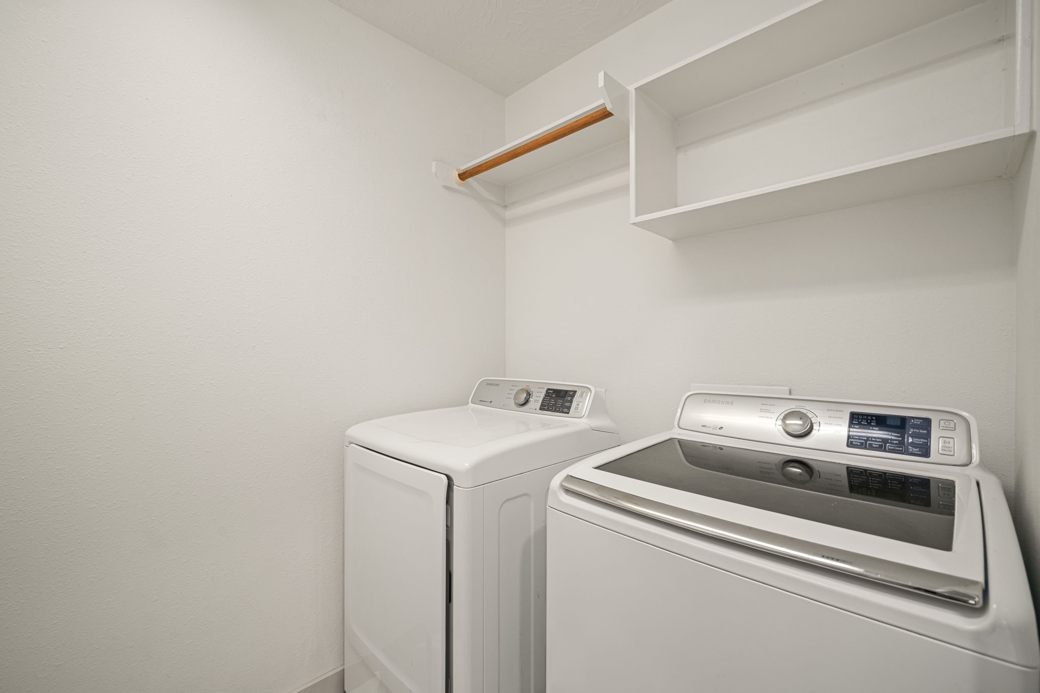 13410 Baron Hill Lane Rosharon, TX 77583 - Photo 30 of 40 a utility room with dryer and washer