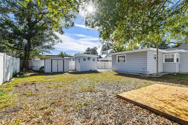 a view of a backyard