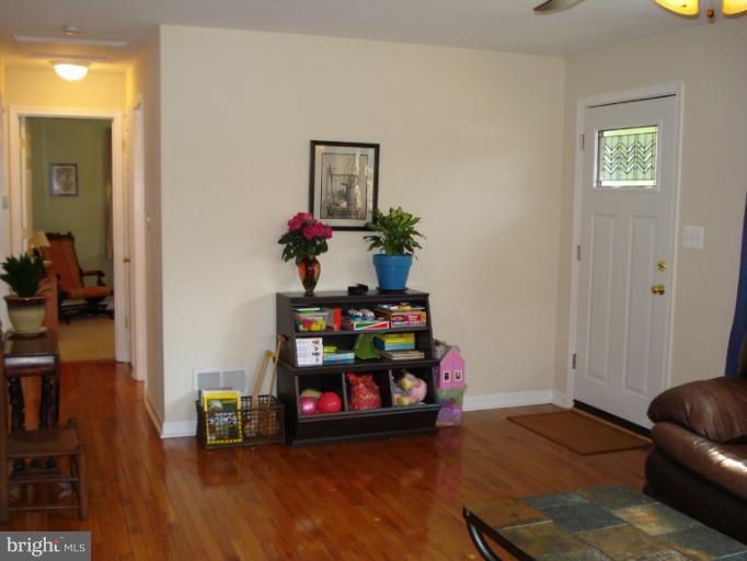 106 Tapawingo Road Southeast Vienna, VA 22180 - Photo 18 of 22 Living Room
