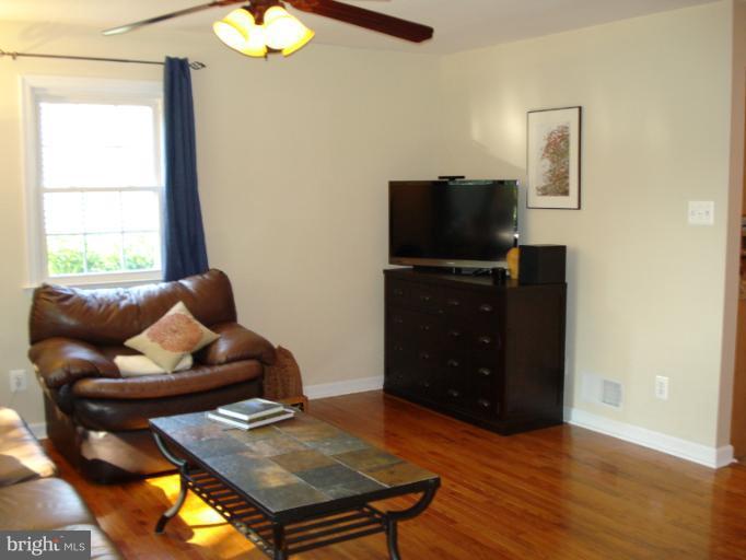 106 Tapawingo Road Southeast Vienna, VA 22180 - Photo 6 of 22 Living Room