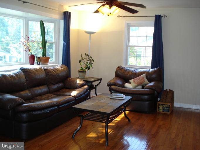 106 Tapawingo Road Southeast Vienna, VA 22180 - Photo 9 of 22 Living Room