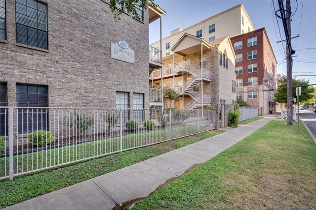 $1,400 | 715 West 22 1/2 Street, Unit 205, Austin, TX 78705