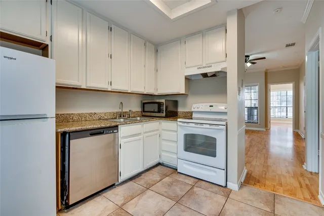 $1,400 | 715 West 22 1/2 Street, Unit 205, Austin, TX 78705