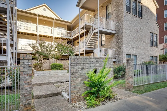 $1,400 | 715 West 22 1/2 Street, Unit 205, Austin, TX 78705