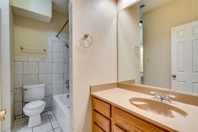 $1,400 | 715 West 22 1/2 Street, Unit 205, Austin, TX 78705