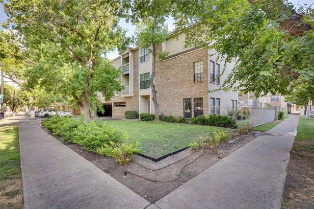 $1,400 | 715 West 22 1/2 Street, Unit 205, Austin, TX 78705
