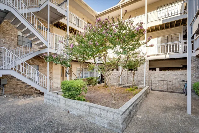 $1,400 | 715 West 22 1/2 Street, Unit 205, Austin, TX 78705