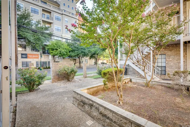 $1,400 | 715 West 22 1/2 Street, Unit 205, Austin, TX 78705