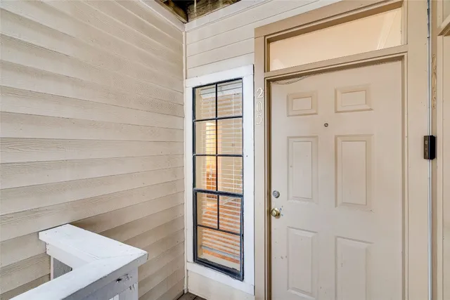$1,400 | 715 West 22 1/2 Street, Unit 205, Austin, TX 78705
