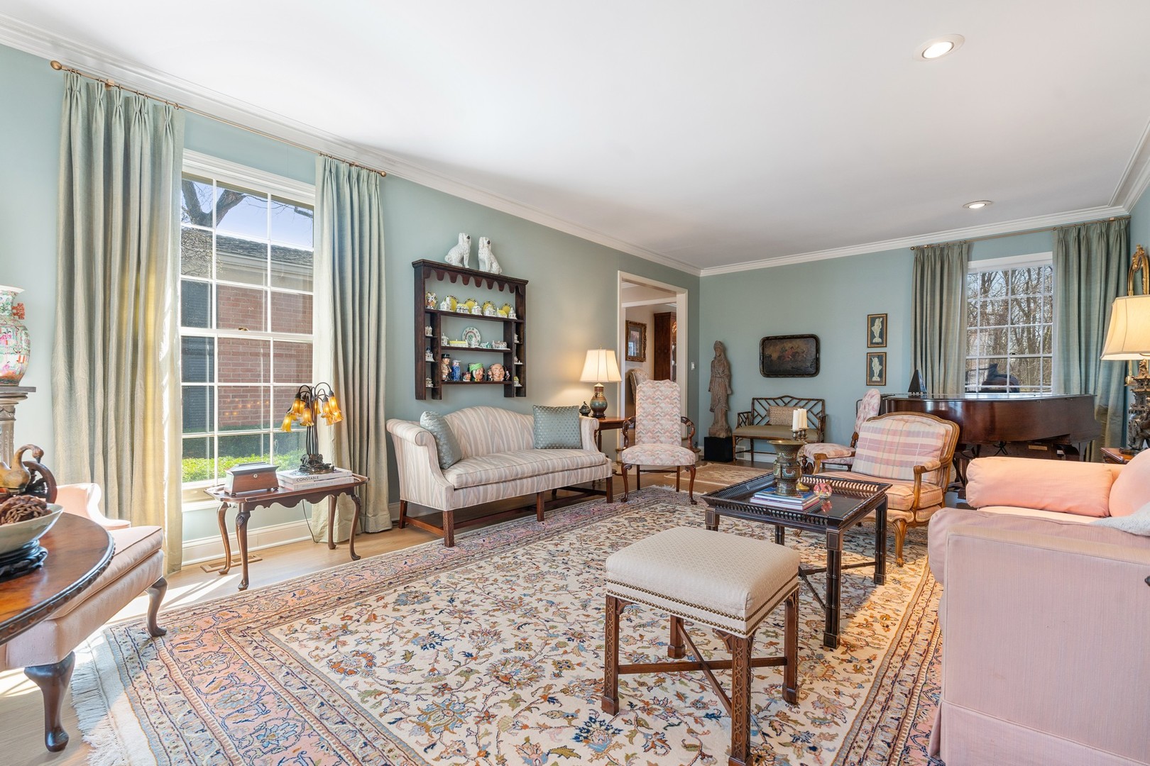 280 Sylvan Road Glencoe, IL 60022 - Photo 4 of 45 a living room with furniture and a window