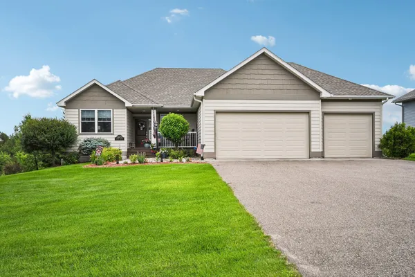 $585,000 | 31473 Marvin Avenue, Lindstrom, MN 55045