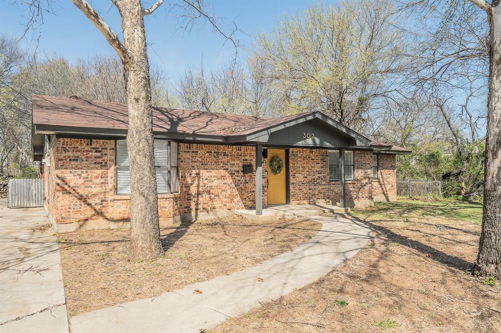 302 West Hale Avenue Decatur, TX 76234 - Photo 3 of 33