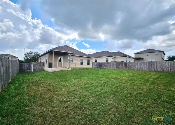 a view of a house with backyard and garden