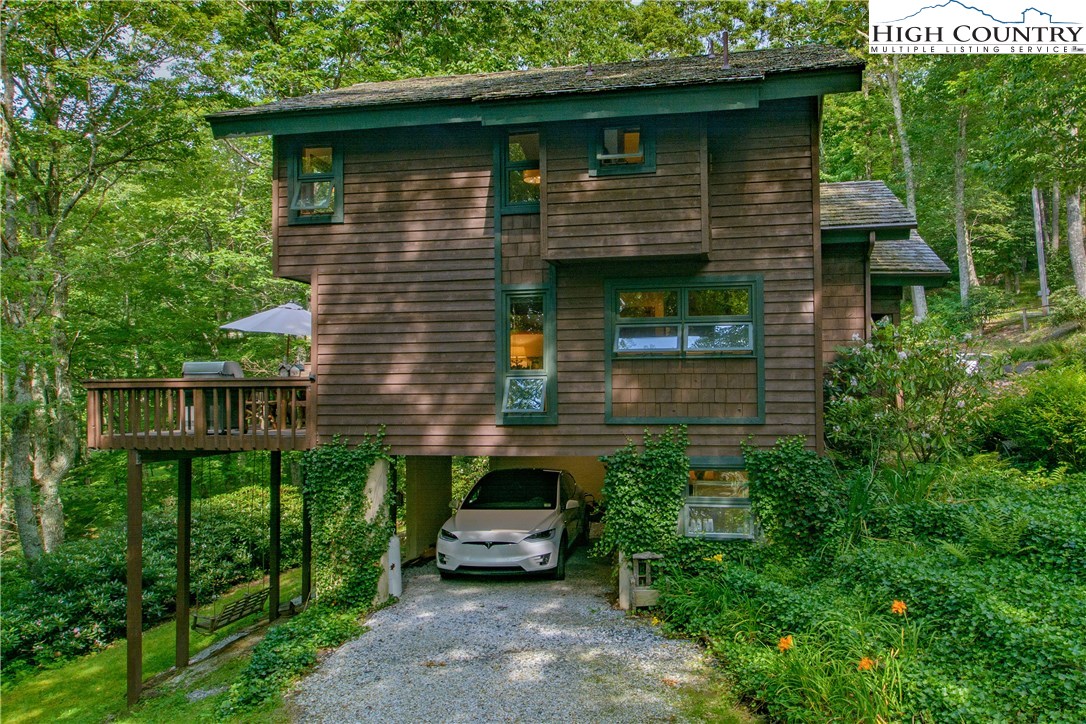35 Beagle Road Newland, NC 28657 - Photo 13 of 17 a front view of a house with a garden
