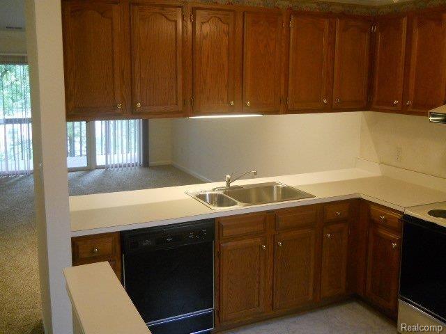 904 Ridge Court, Unit 123 Brighton, MI 48116 - Photo 6 of 23 kitchen w all appliances.jpg