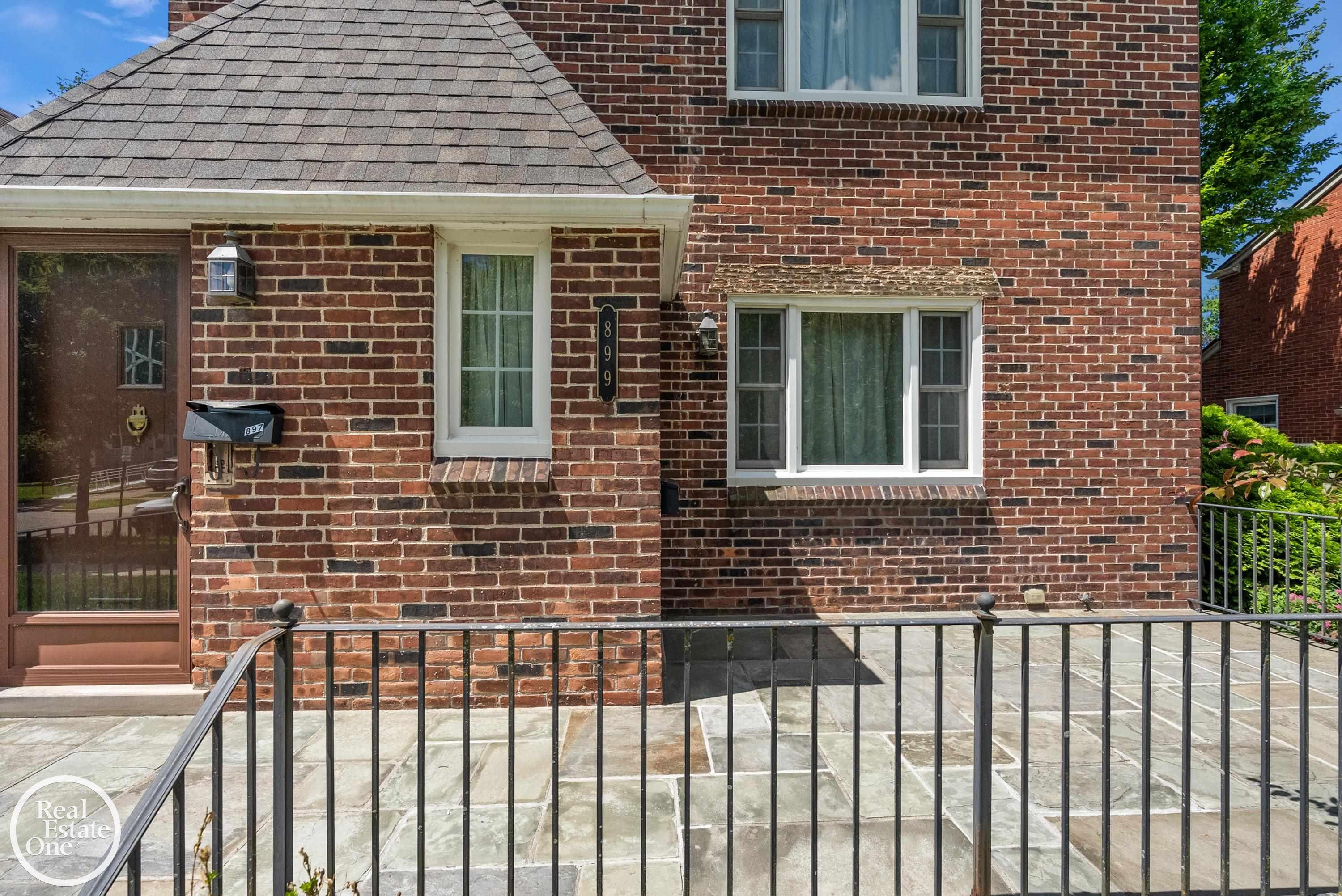 897 Rivard Boulevard Grosse Pointe, MI 48230 - Photo 5 of 42 50212858-791918d7-aa4f-47bc-ab1e-7ff43a4fda7e.JPG