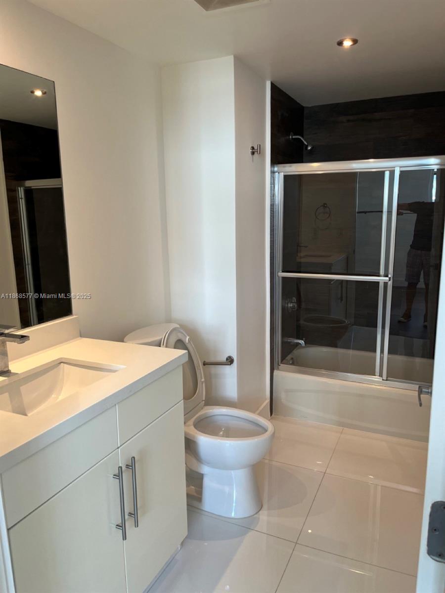 1250 South Miami Avenue, Unit 1414 Miami, FL 33130 - Photo 16 of 25 a bathroom with a toilet and a shower