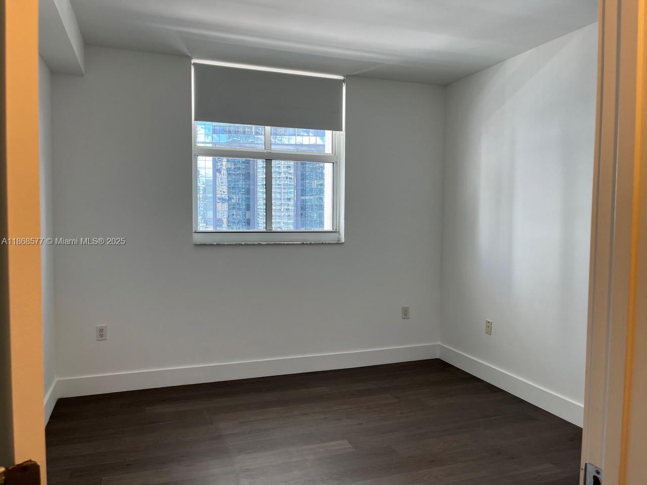 1250 South Miami Avenue, Unit 1414 Miami, FL 33130 - Photo 21 of 25 an empty room with a window
