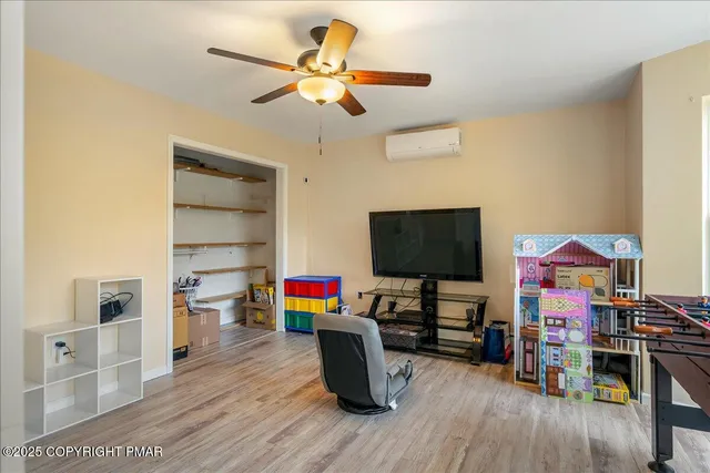 a view of a livingroom with walk in closet