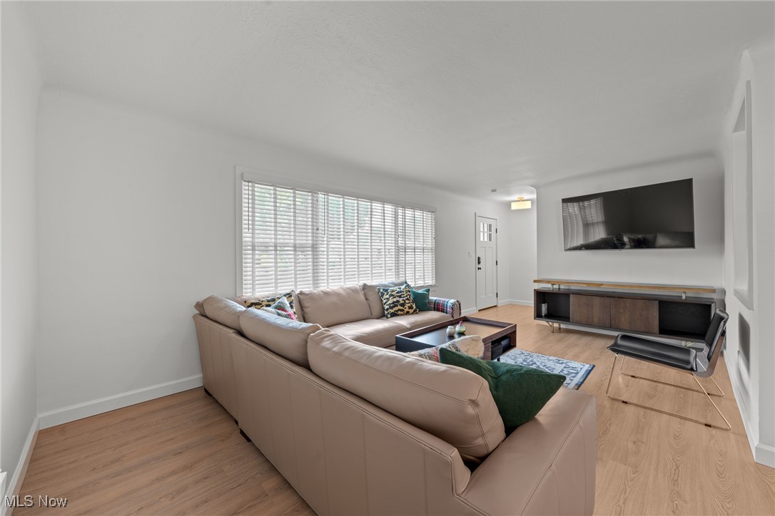 4289 Swaffield Drive Cleveland, OH 44121 - Photo 5 of 41 Gallery Image 5