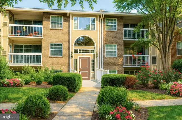 $300,000 | 1931 Wilson Lane, Unit 201, McLean, VA 22102